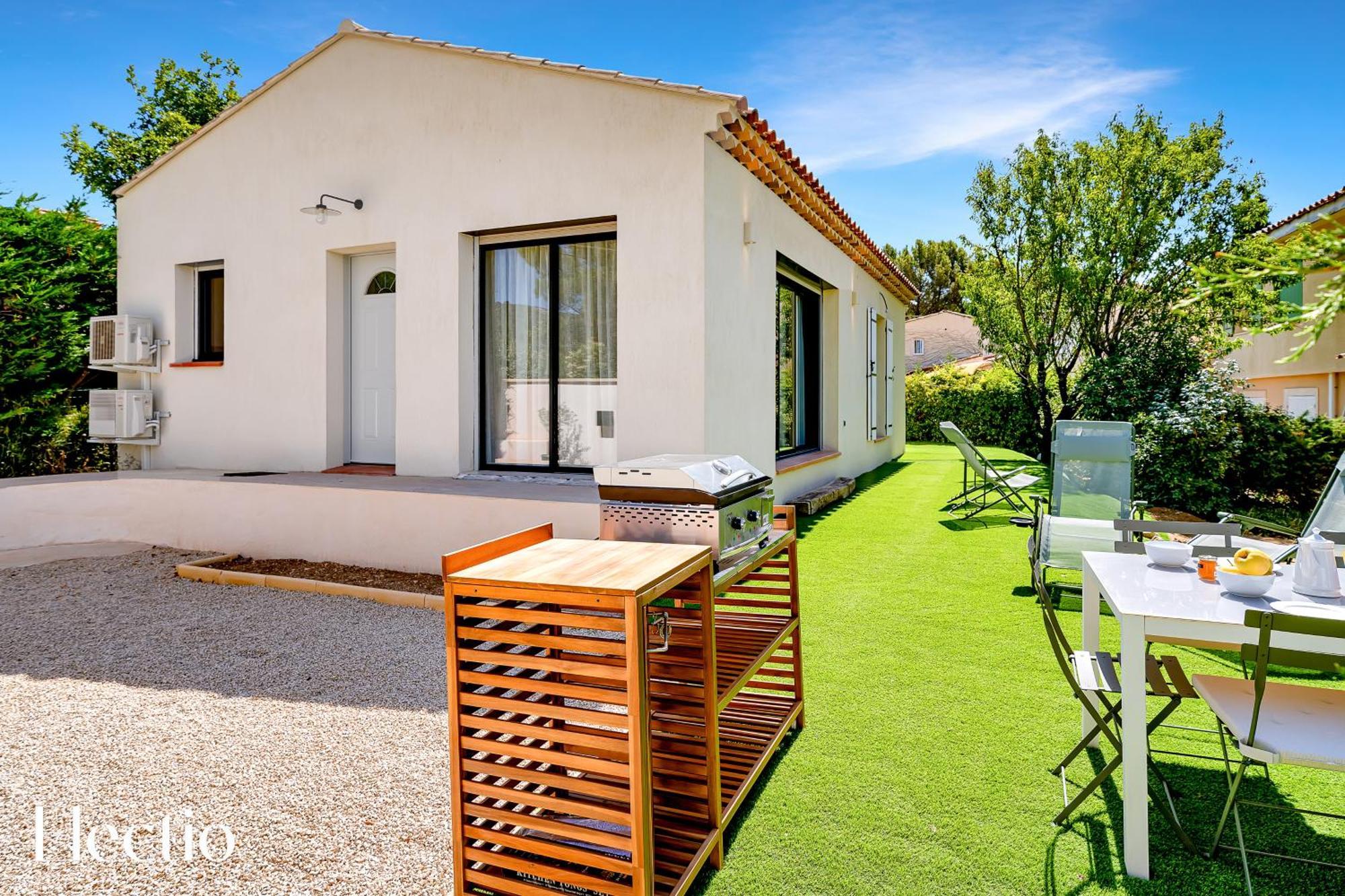 Villa Oliveda - Piscine & Salon Cinema Lourmarin Exterior foto